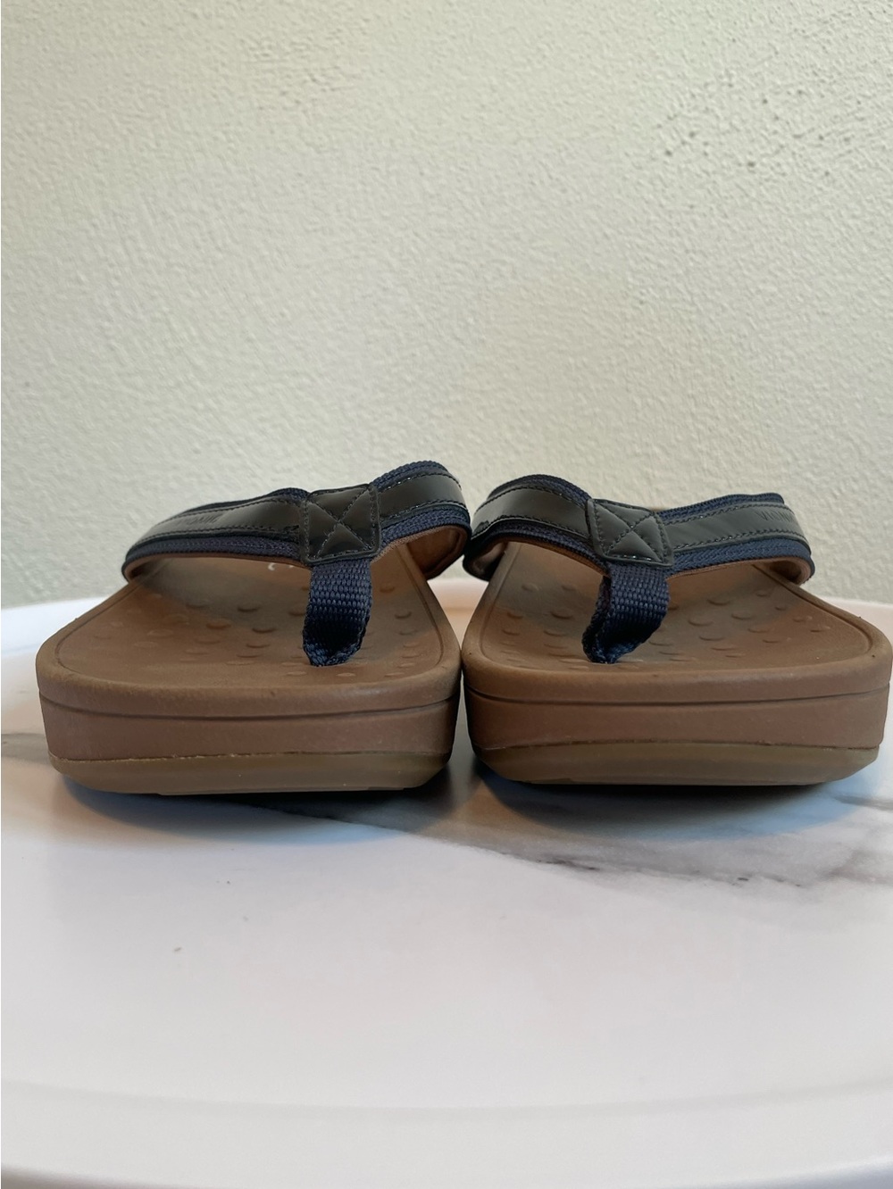 Vionic Womens Flip Flop Sandals High Tide Wedge Black Navy Patent
Leather Sz 8 - Picture 6 of 9